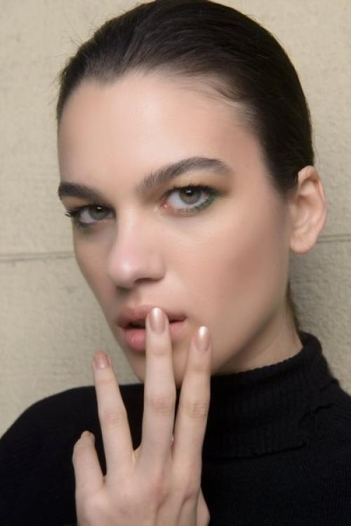 Как красить глаза тенями с нависшими веками. Макияж для нависшего века и увеличения глаз