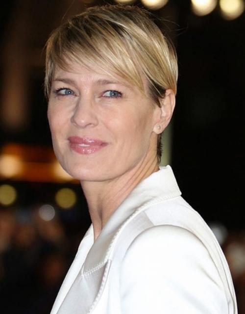 Стрижки на вьющиеся волосы кому з. Стрижки для женщин после 50, которые молодят