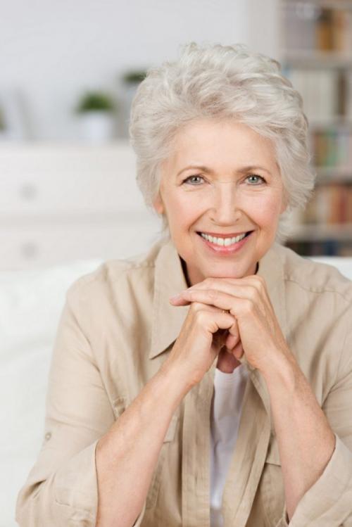 Стрижки на вьющиеся волосы кому з. Стрижки для женщин после 50, которые молодят