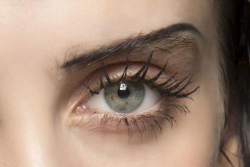 Как сделать, чтобы тени долго держались в домашних условиях. Как сделать макияж глаз более стойким и ярким?