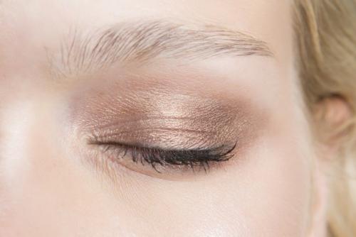 Чем заменить праймер для век. Режим многозадачности: тени, которые могут заменить основу под макияж