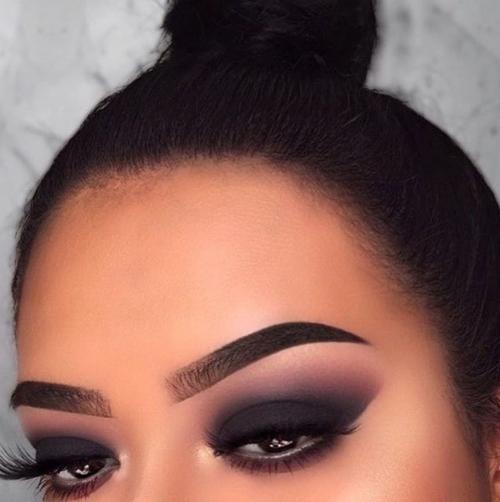 Как наносить черные тени. Способы избежать ошибок в макияже черными тенями