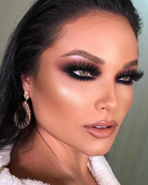 Как наносить черные тени. Способы избежать ошибок в макияже черными тенями