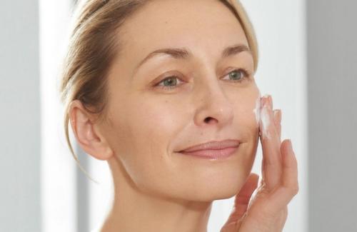 Макияж для нависшего века посл. Правильный макияж для женщин после 55 –, как выглядеть моложе с помощью косметики