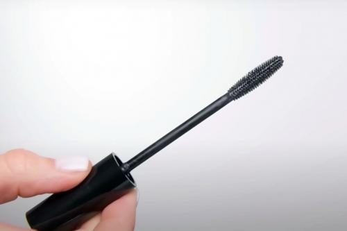 Можно ли использовать тушь для ресниц после ее срока годности. Не выжечь глаза. Косметолог предупредила об опасности использования просроченной туши