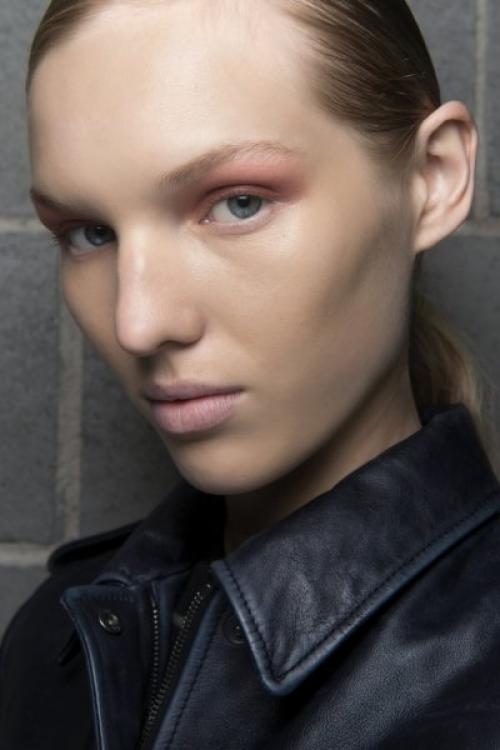 Палетки теней для голубых глаз. Небесный цвет: лучшие идеи повседневного макияжа для голубых глаз