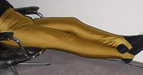 Штаны с петлёй под стопой. Тренд: брюки со штрипками на Рианне, Мирославе Дума и других звездных модницах 01 Штаны с петлёй под стопой. Тренд: брюки со штрипками на Рианне, Мирославе Дума и других звездных модницах 01