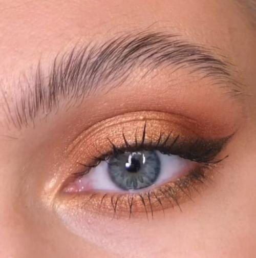 Нежный макияж на свадьбу для голубых глаз. Макияж для голубых глаз