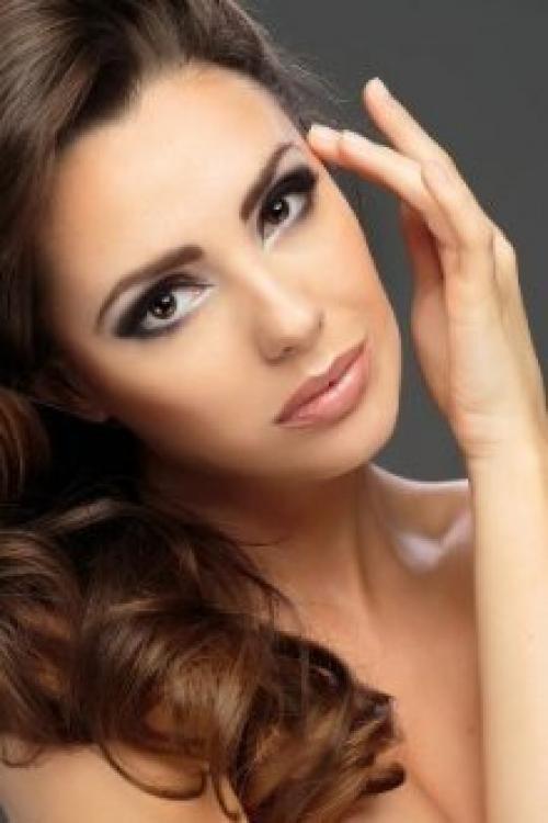 Нежный макияж на свадьбу для карих глаз. Особенности свадебного макияжа для карих глаз