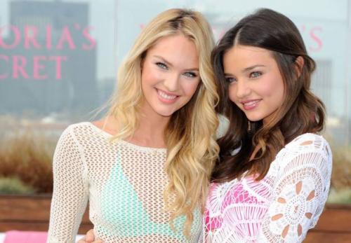 Нежный макияж на свадьбу для голубых глаз. Макияж для голубых глаз