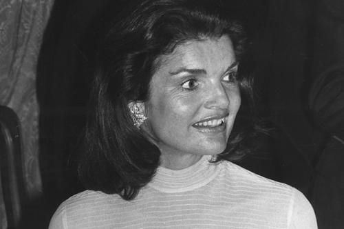 Какие краски и техники нанесения используются для создания губ как у Мерлин Монро