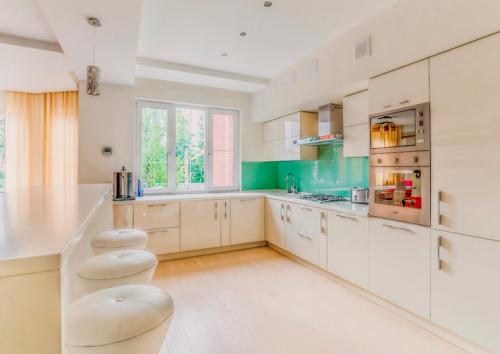 Кухня слоновая кость глянец. Кухня, выполненная в цвете натуральной слоновой кости, – поле для экспериментов