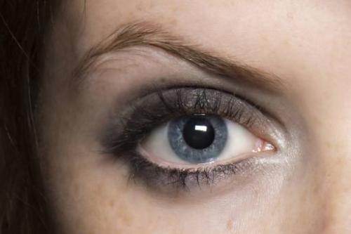 Смоки айс для нависшего века. Эффектный smoky eyes: макияж для глаз с нависшим веком