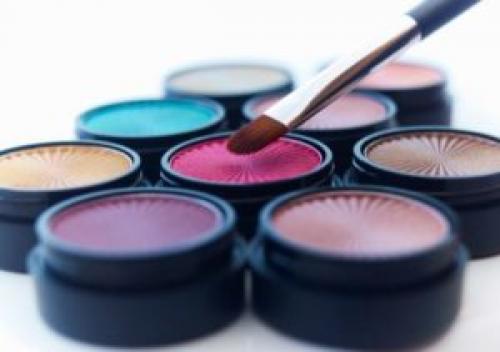 Как подобрать тени для голубых глаз. Как зависит макияж голубых глаз от цвета волос