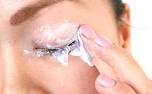 Как снять нарощенные ресницы дома маслом. Можно ли снять нарощенные ресницы маслом и какие средства использовать