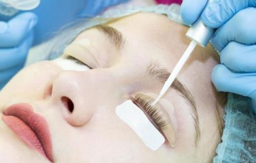 Как завить ресницы без специальных приспособлений. Особенности завивки без щипцов 01