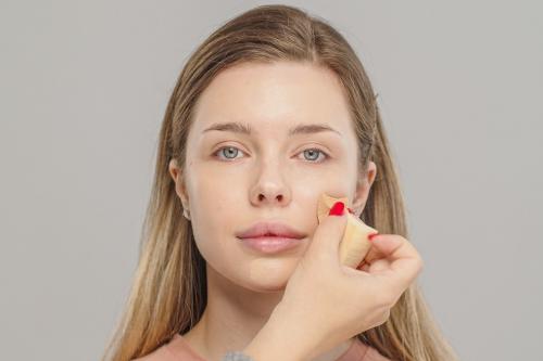 Как тональный крем помогает устранить прыщи. Можно ли наносить тональный крем на прыщи?