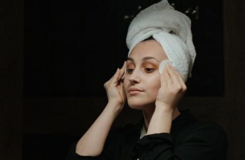 Какие типы тональных кремов можно использовать для устранения прыщей. Как лучше наносить тональный крем и можно ли доверять массмаркету: вопросы эксперту