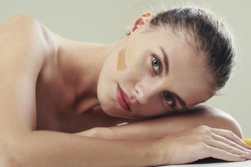 Как тональный крем помогает устранить прыщи. Можно ли наносить тональный крем на прыщи?