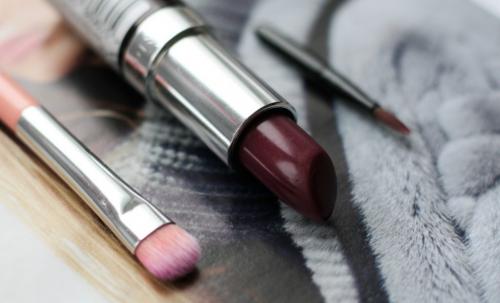 Как правильно наносить помаду с помощью выдвижной кисти. Как правильно выбрать кисть для помады