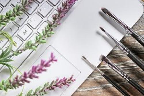 Какой цвет выдвижной кисти для помады наиболее популярный. Стоит ли покупать кисть для губной помады