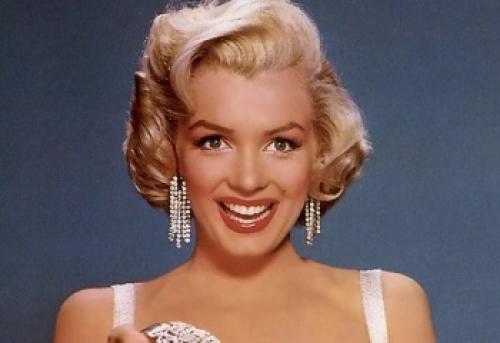 Прическа в стиле мерлин Монро. Прическа Мэрилин Монро на коротких и длинных волосах
