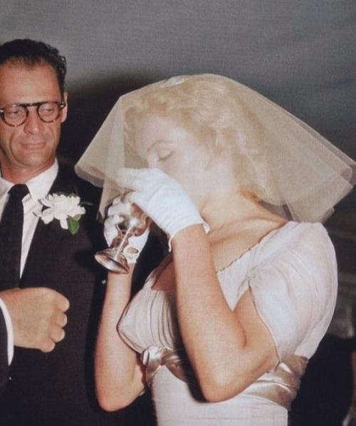 Свадьба Мэрилин Монро. Три свадьбы Мэрилин Монро: в чём шла под венец главная блондинка Голливуда