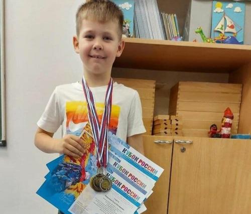 Что может быть связано с молчанием Евгения Миронова, как отца-одиночки. Кто воспитывает сына Евгения Миронова