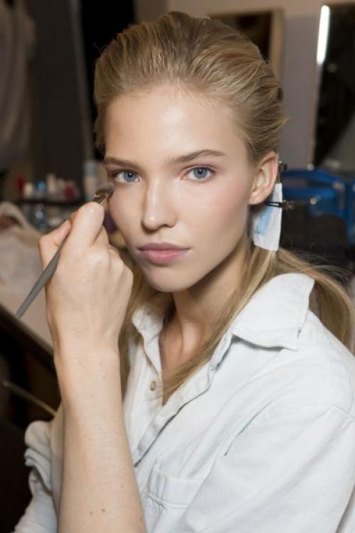 База под макияж для чего. Основа под макияж: зачем нужна и как использовать?