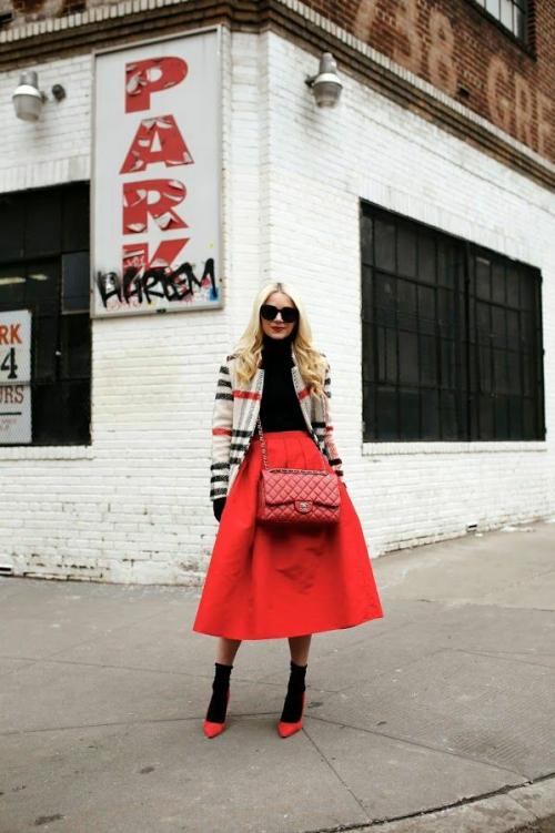 Как сочетать белую блузку с красной юбкой: стильные образы 27