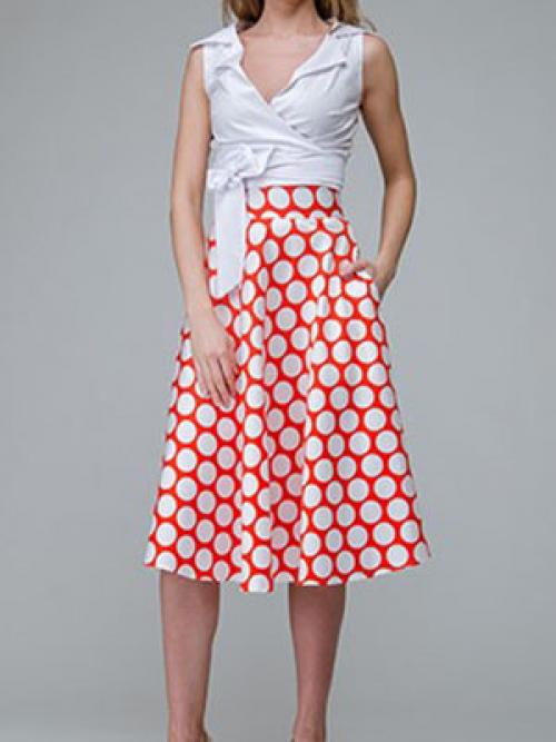 Как сочетать белую блузку с красной юбкой: стильные образы 23