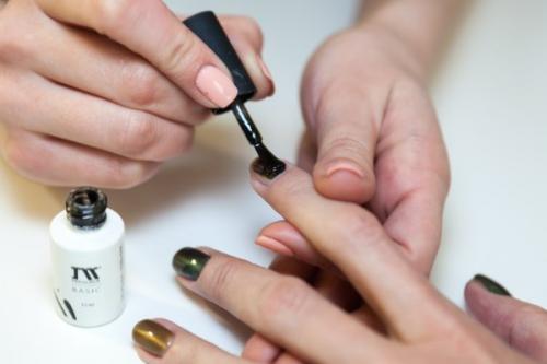 Сколько времени занимает процесс создания маникюра кошачий глаз 10D. Стильный шеллак «Кошачий глаз» — инструкция, как сделать самой дома