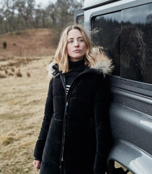 Какие футболки и блузки подойдут к черной короткой куртке. Модные образы