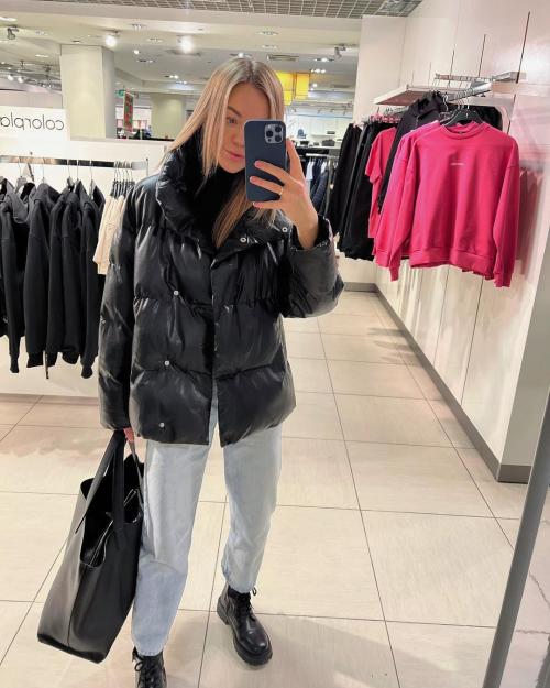 Какие футболки и блузки подойдут к черной короткой куртке. Модные образы