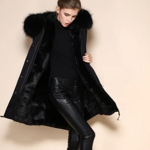 Какие футболки и блузки подойдут к черной короткой куртке. Модные образы