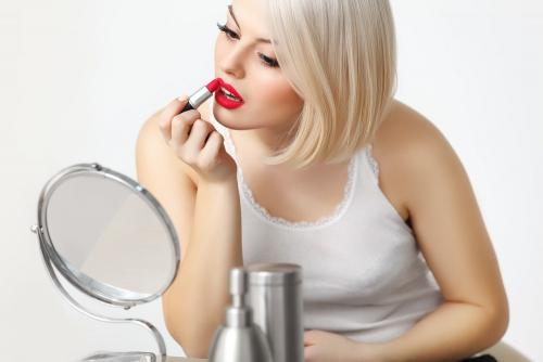 Секрет красоты: как выбрать правильную оттенок красной помады для вашего тона кожи 19 Секрет красоты: как выбрать правильную оттенок красной помады для вашего тона кожи 19