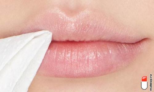 Какие средства для ухода за губами помогут сохранить их в идеальном состоянии при ношении красной помады. Как сделать макияж губ более стойким?