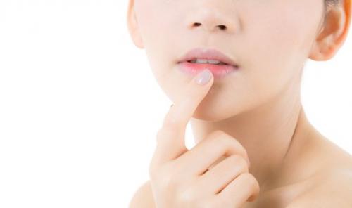 Какие средства для ухода за губами помогут сохранить их в идеальном состоянии при ношении красной помады. Как сделать макияж губ более стойким?