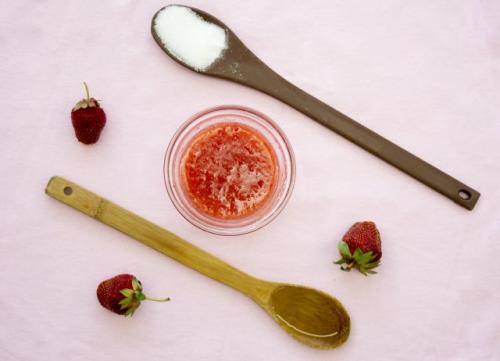 Какие средства для ухода за губами помогут сохранить их в идеальном состоянии при ношении красной помады. Как сделать макияж губ более стойким?