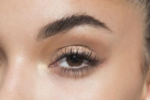 Как красить брови карандашом. Как накрасить брови карандашом: поэтапная инструкция