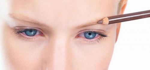 Чем лучше красить брови карандашом или тенями. Чем лучше красить брови — карандашом или тенями?