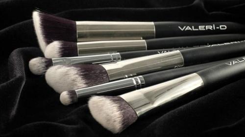 В чем отличие синтетических и натуральных аппликаторов в макияже. Что лучше искусственный ворс кистей для макияжа или натуральный?