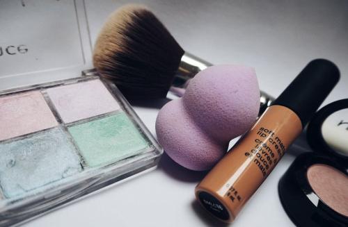 Можно ли использовать этот крем для ежедневного макияжа, или он предназначен только для фотосессий. Как лучше наносить тональный крем и можно ли доверять массмаркету: вопросы эксперту