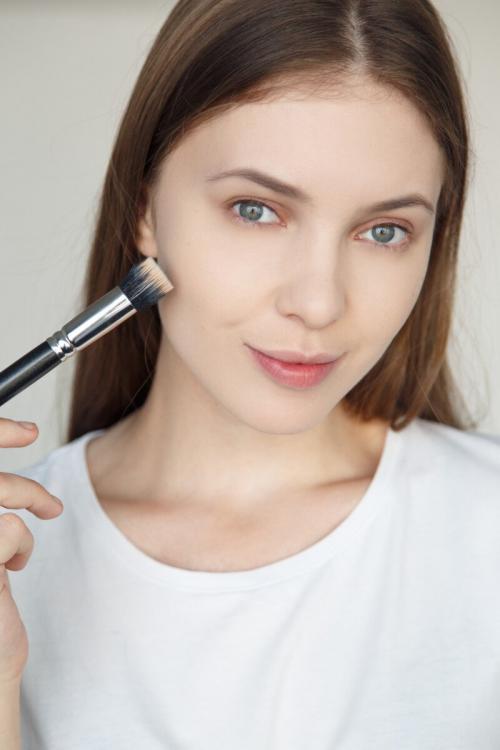 Сколько держится тональный крем на коже. Важно знать: как наносить тональный крем?