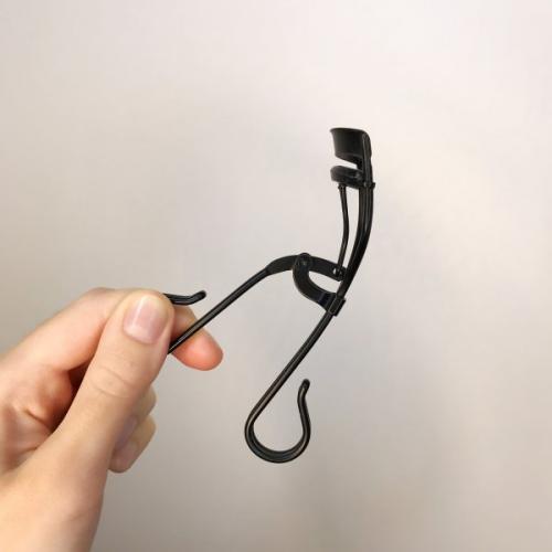 Какими средствами можно увеличить объем ресниц. Как сделать ресницы визуально длиннее с помощью туши?