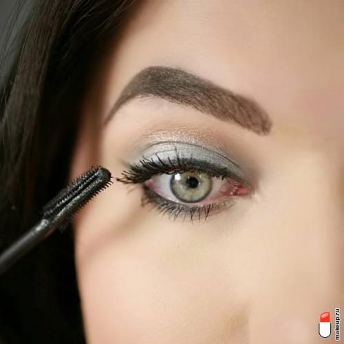 Какими средствами можно увеличить объем ресниц. Как сделать ресницы визуально длиннее с помощью туши?