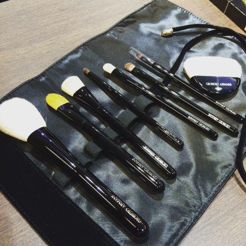 Как наносить тональный крем NYX для натурального эффекта. Как наносить тональную основу кистью?