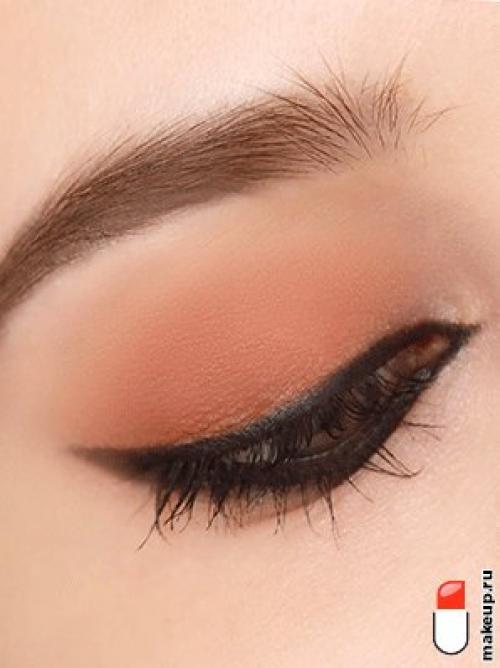 Как использовать тени с эффектом для создания модного гламурного макияжа. Для карих глаз