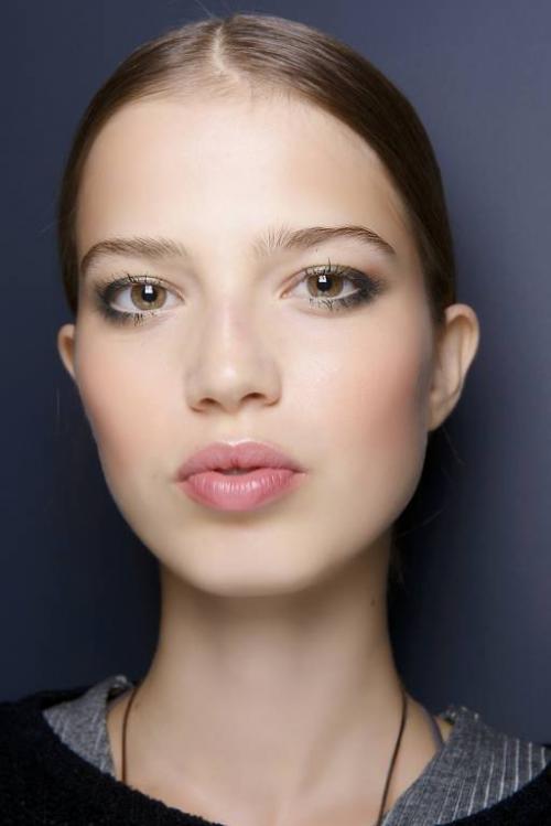 Какие оттенки и формы румян стоит избегать при коррекции круглого лица. Макияж для круглого лица: особенности