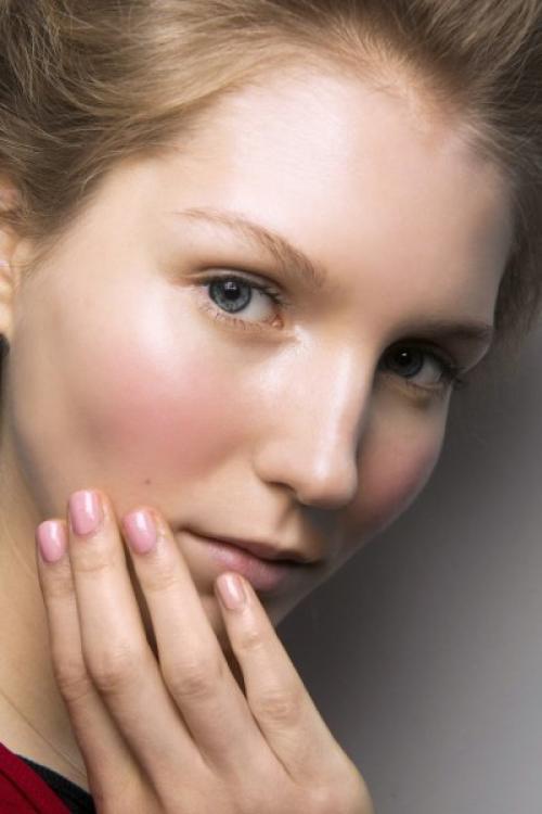 Какие области лица нужно подчеркивать румянами у владелиц сердцевидного лица. Навести на резкость: как подчеркнуть скулы?